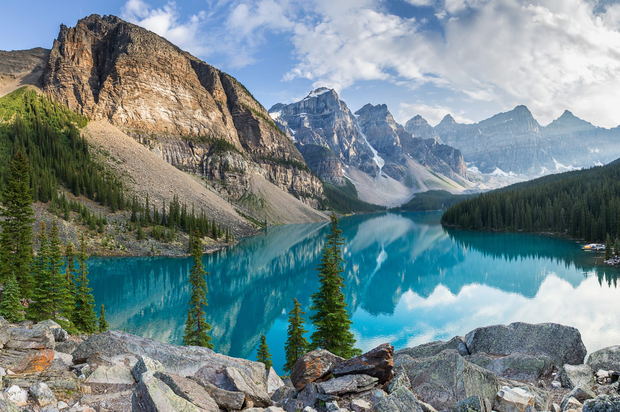 Moraine,Lake,With,The,Rocky,Mountains,Panorama,In,The,Banff
